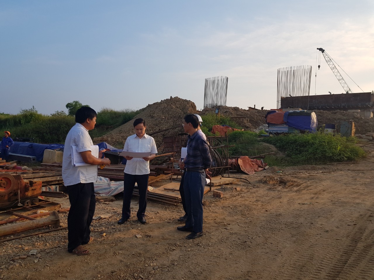 Kiểm tra tiến độ thi công và xử lý kỹ thuật cầu Tình Húc, thành phố Tuyên Quang