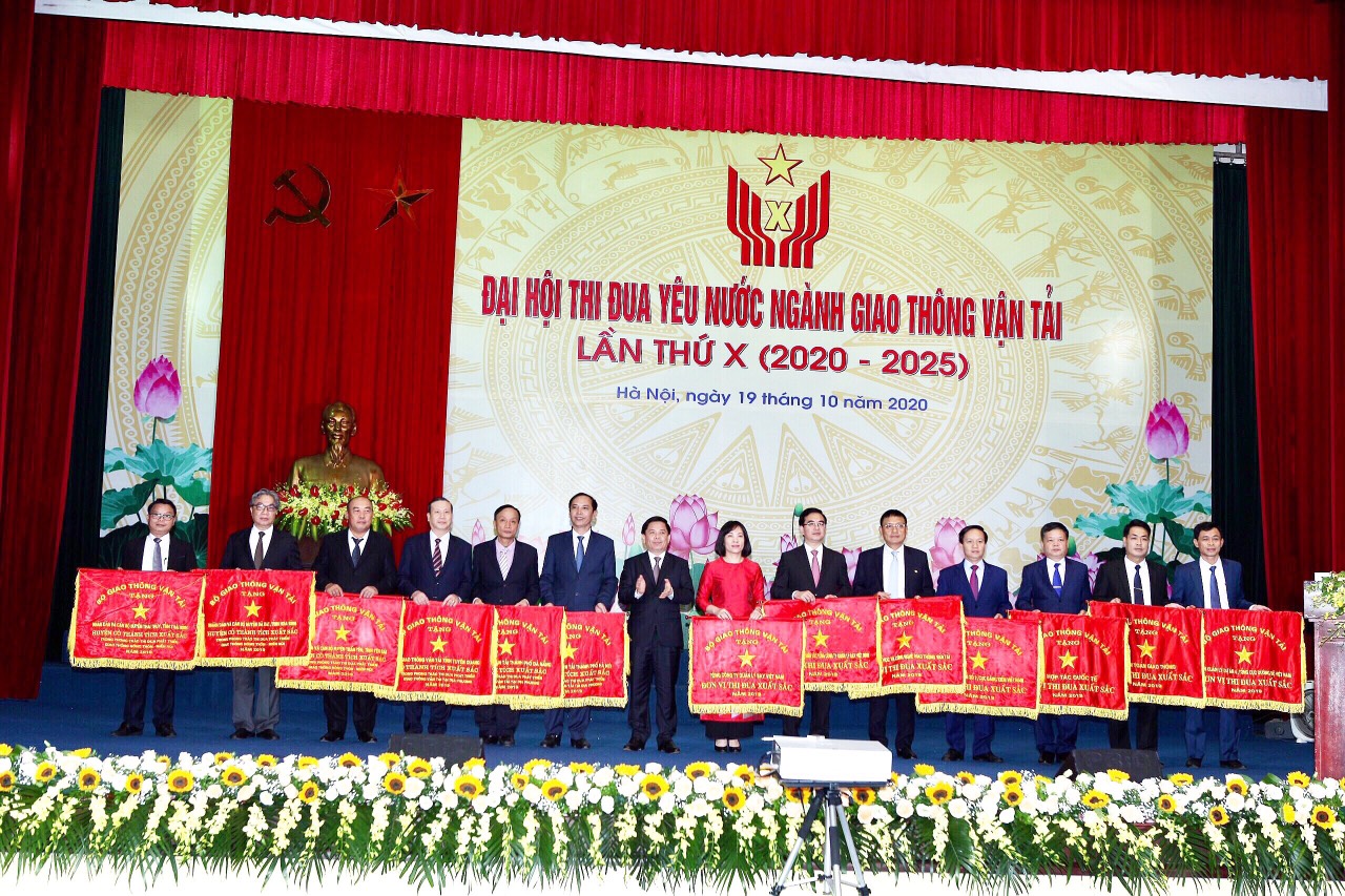 Sở Giao thông vận tải Tuyên Quang nhận cờ thi đua suất sắc của Bộ Giao thông vận tải