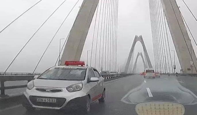 Phạt 4 triệu đồng tài xế ô tô đi ngược chiều trên cầu Nhật Tân