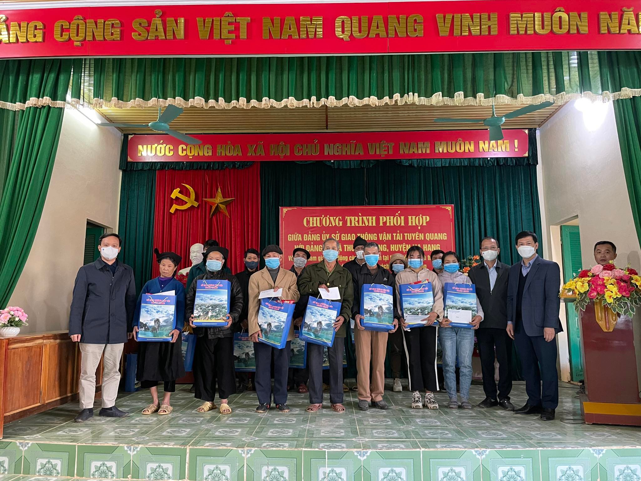 Sở Giao thông vận tải tham gia thực hiện các hoạt động với nhân dân  tại xã Thượng Nông, huyện Na Hang
