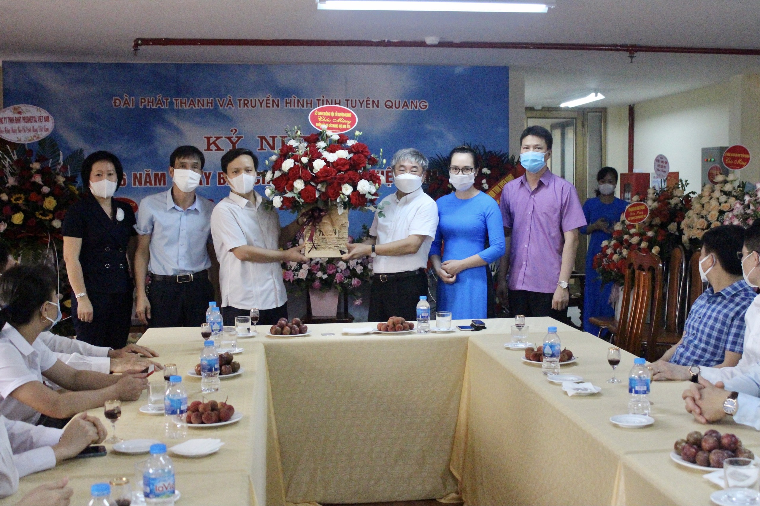 Đồng chí Giám đốc Sở thăm và chúc mừng các cơ quan báo chí trên địa bàn tỉnh Tuyên Quang