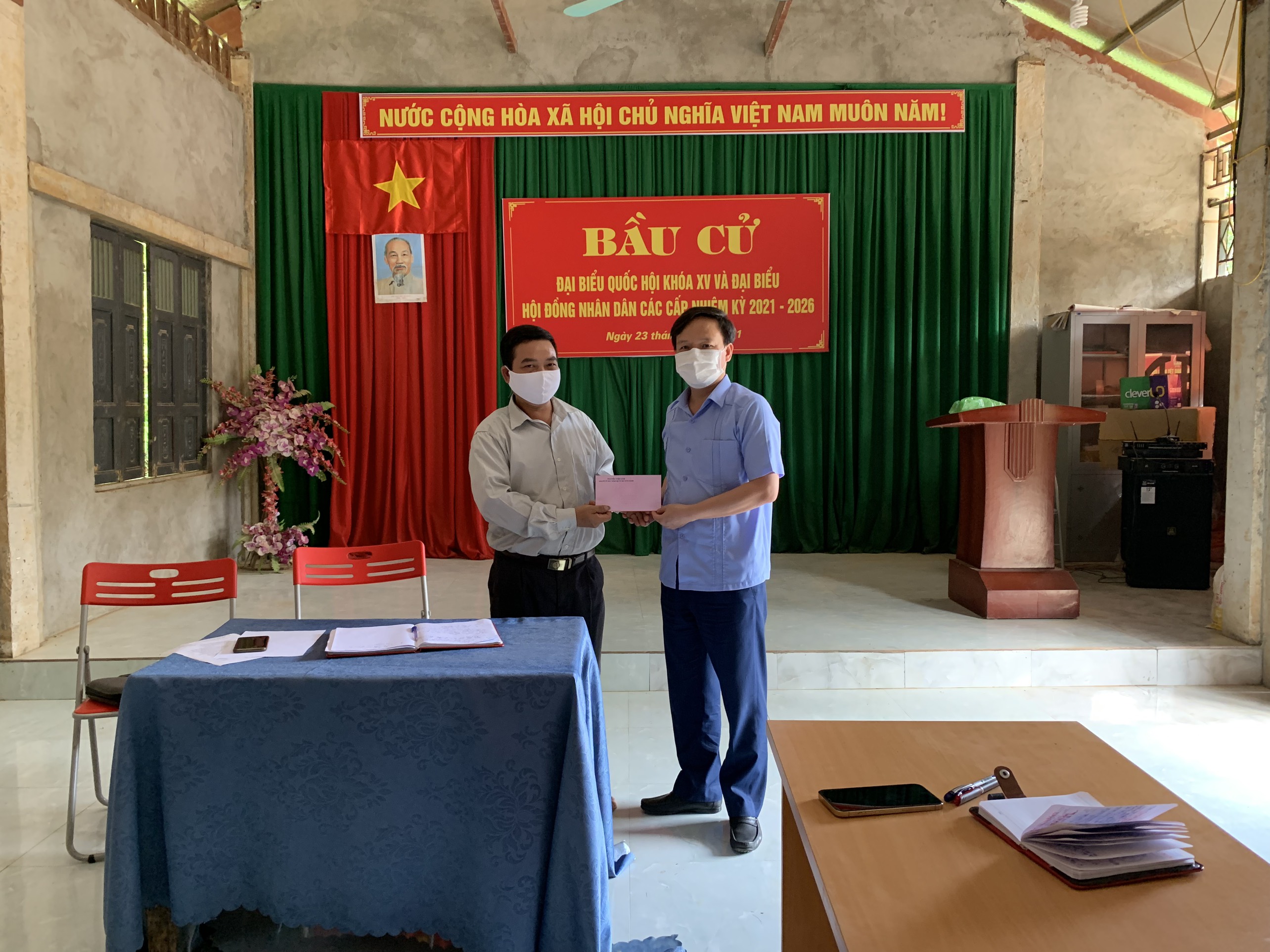 Đồng chí Giám đốc Sở dự kỳ sinh hoạt Chi bộ tại thôn Thôm Luông, xã Thượng Nông và thôn Bản Cuôn, xã Yên Hoa huyện Na Hang