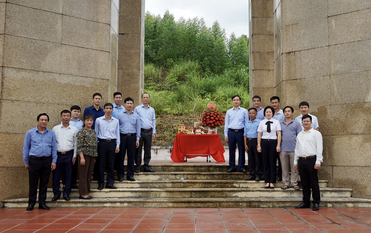 Sở Giao thông vận tải Tuyên Quang dâng hương tưởng nhớ Bác Hồ và thắp hương tại khu di tích ngành GTVT nhân kỷ niệm 76 năm ngày thành lập ngành