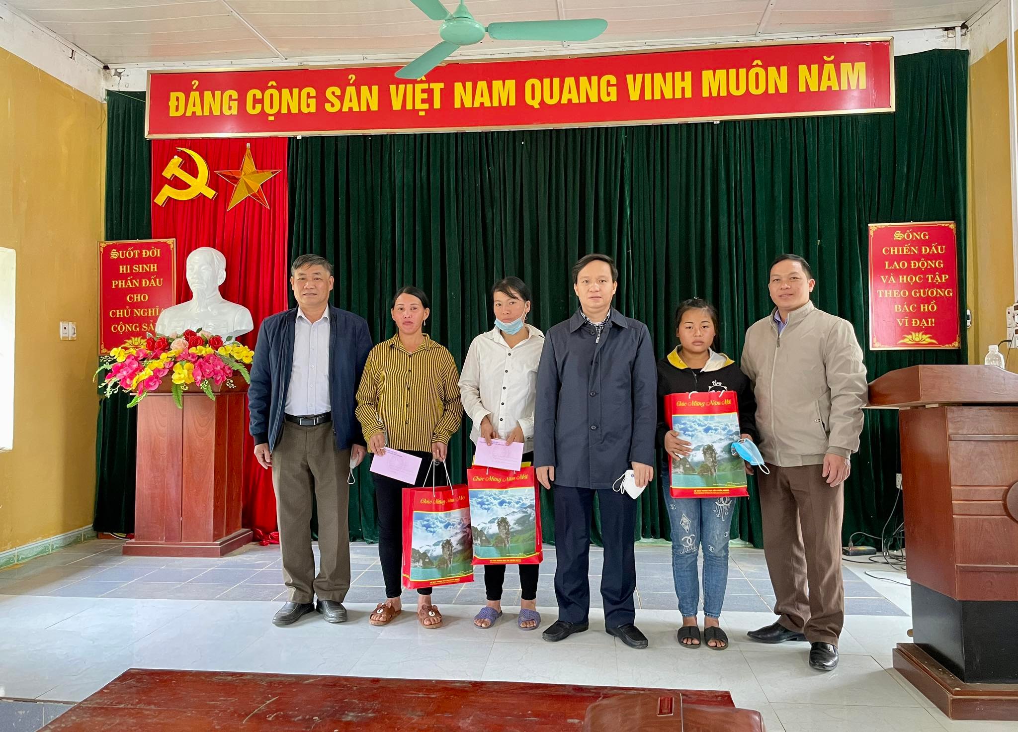 Đồng chí Giám đốc Sở dự kỳ sinh hoạt Chi bộ tại thôn Lũng Vài, xã Côn Lôn, huyện Na Hang
