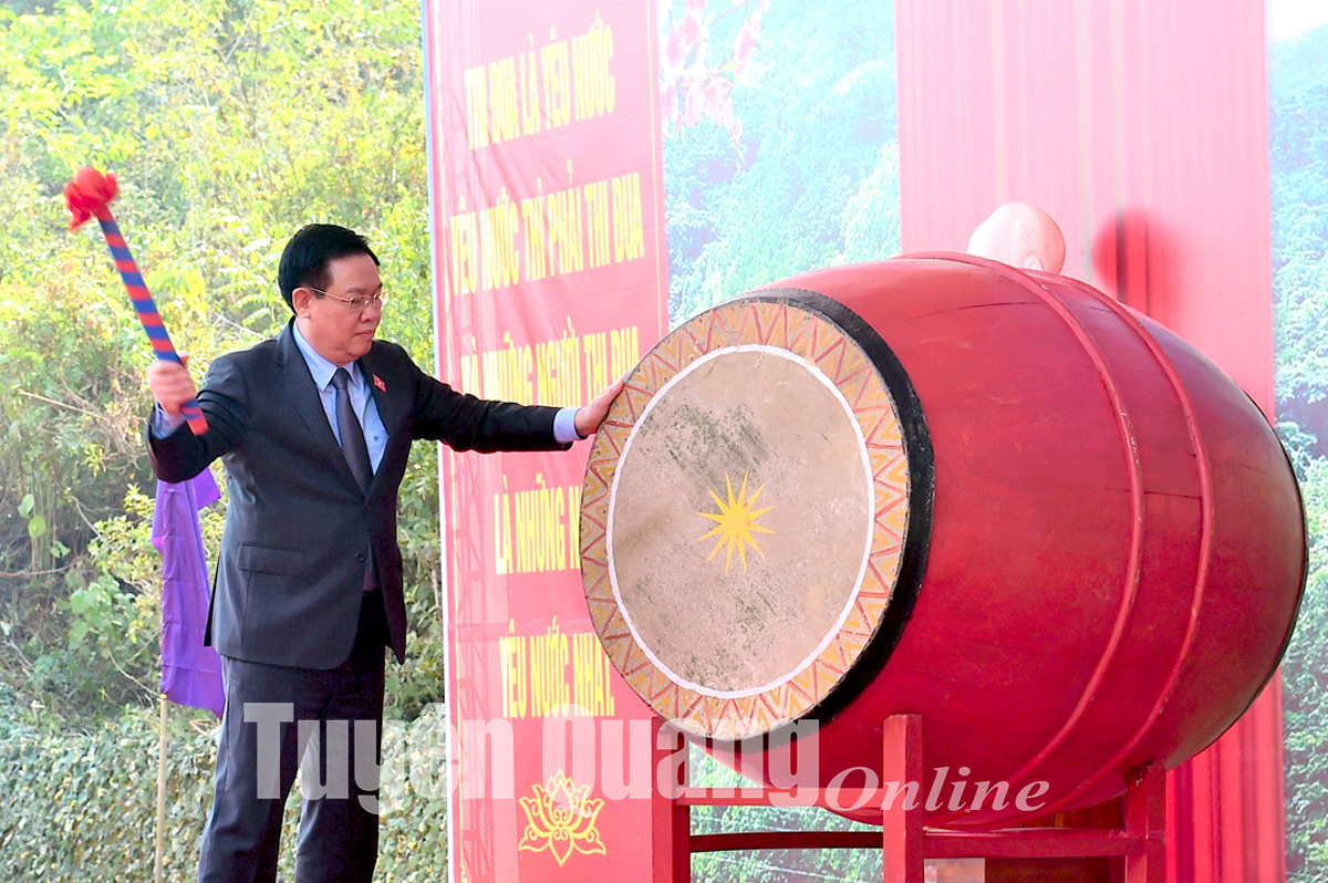 Chủ tịch Quốc hội Vương Đình Huệ dự Lễ phát động thi đua và tham gia Tết trồng cây Xuân Quý Mão 2023 tại Tuyên Quang