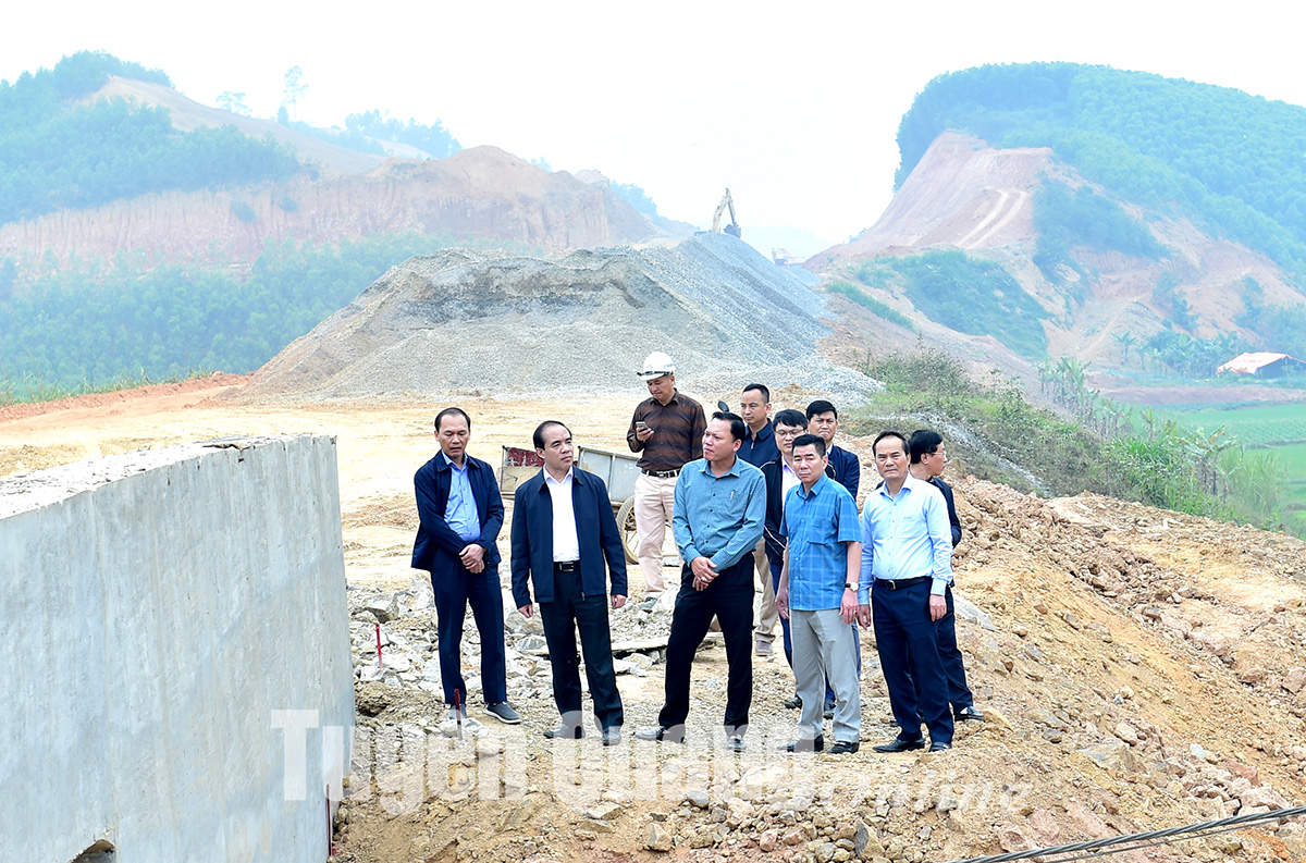 Đồng chí Bí thư Tỉnh ủy Chẩu Văn Lâm kiểm tra tiến độ xây dựng đường cao tốc Tuyên Quang – Phú Thọ