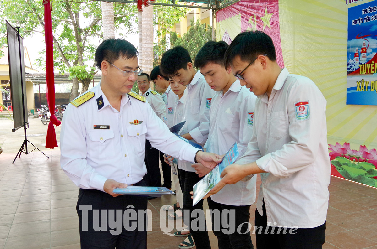 Lữ đoàn 147 thông tin về biển, đảo và tuyên truyền thu hút nguồn nhân lực tại Tuyên Quang