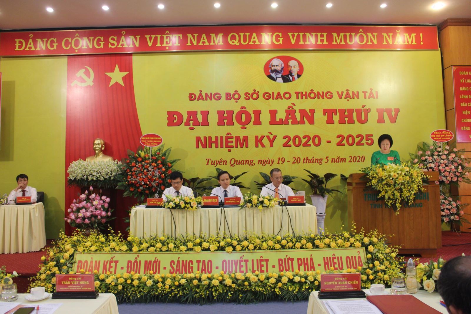 Đồng chí Nguyễn Thị Thu Hoài, Ủy biên Ban Thường vụ Đảng ủy Khóa III, Trưởng phòng QLVTPT và NL tham luận tại Đại hội