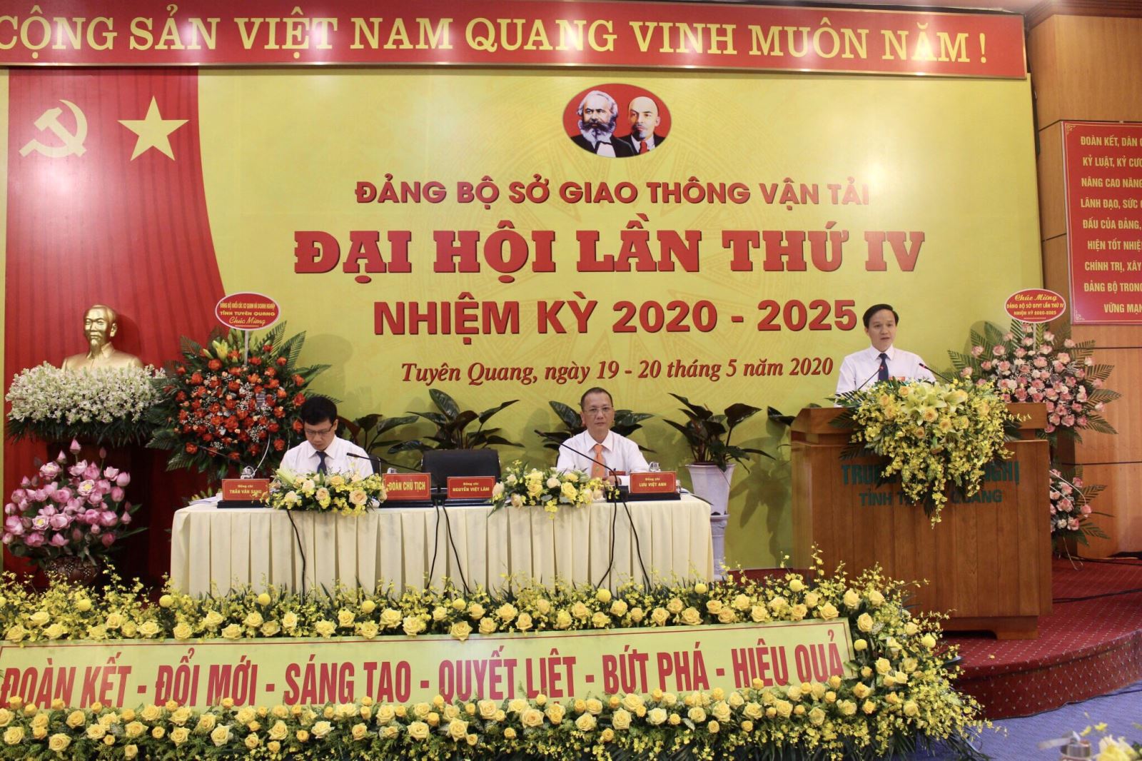 Đồng chí Nguyễn Việt Lâm - Bí thư Đảng ủy Khóa III, Giám đốc Sở Giao thông vận tải thay mặt Đoàn chủ tịch điều hành Đại hội